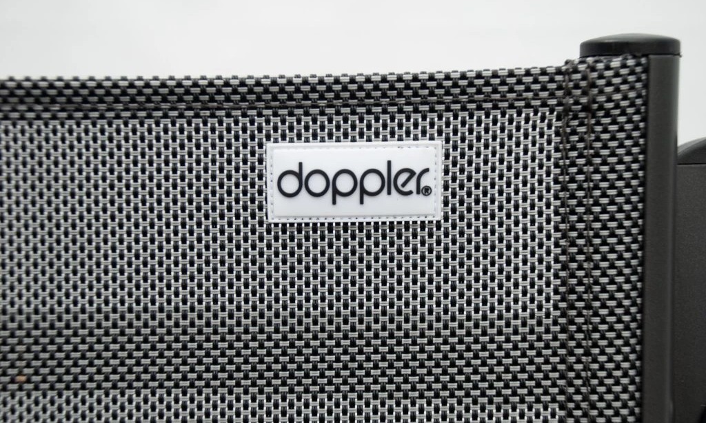 Detail tkaniny výpletu s logem Doppler na zahradním křesle ACTIVE