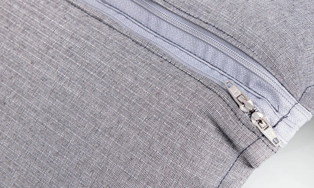Detail potahu a uchycení polstru Elegant 2428 nízký — zip a tkaničky, Doppler