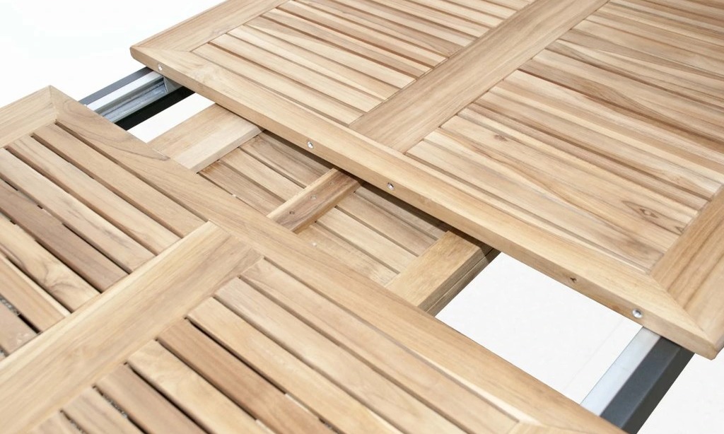 Detail rozkládacího mechanismu teakové desky stolu soupravy CONCEPT TEAK, zahradní nábytek Doppler