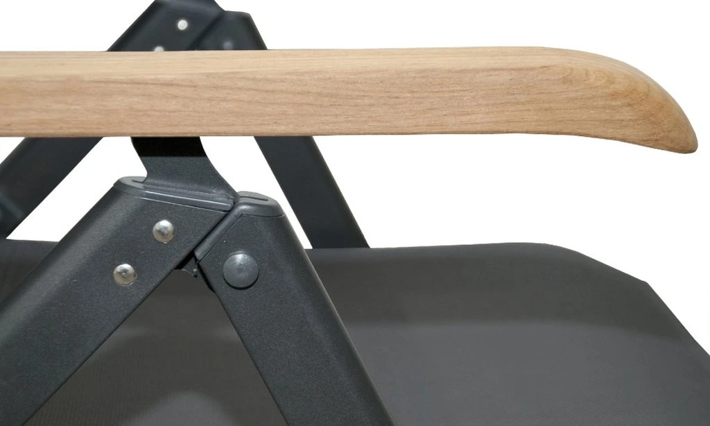 Detail teakové področky a mechanismu polohování křesla CONCEPT TEAK, hliníková konstrukce Doppler