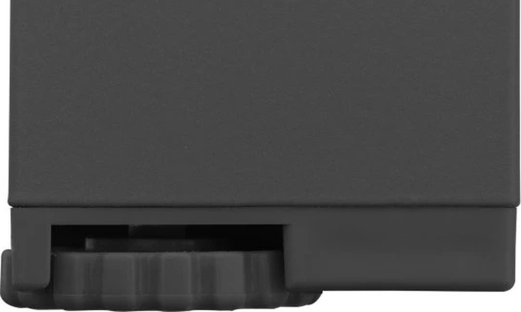 Detail regulačního kolečka na noze zahradního stolu EXPERT WOOD od Doppler