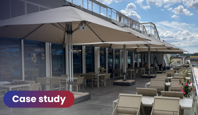 Výzva ve výšce nad Prahou: Jak slunečníky GOLIATH zkrotily vítr na střeše OC Máj