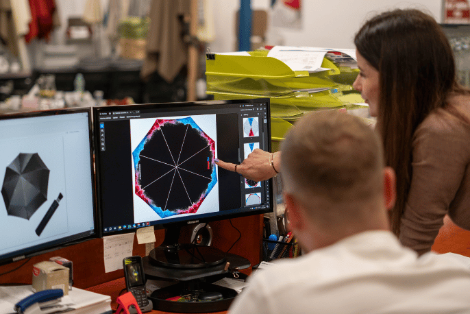 Tým Doppler pracující na grafických návrzích