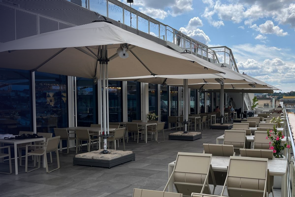 Výzva ve výšce nad Prahou: Jak slunečníky GOLIATH zkrotily vítr na střeše OC Máj
