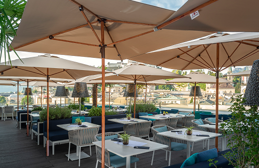 Venkovní nábytek a slunečníky pro hotely a restaurace