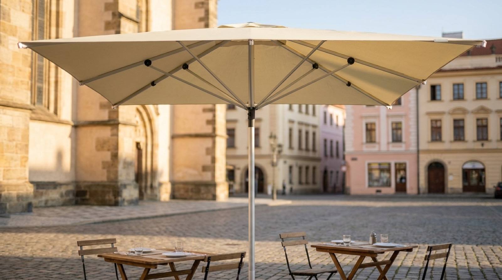 Slunečník Gastro Magic 300 x 300 cm nad terasou restaurace na historickém náměstí