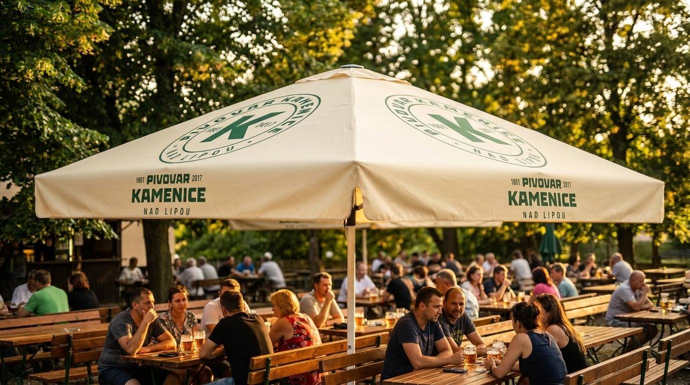 Slunečník Gastro Magic s potiskem loga Pivovaru Kamenice nad Lipou v pivní zahradě
