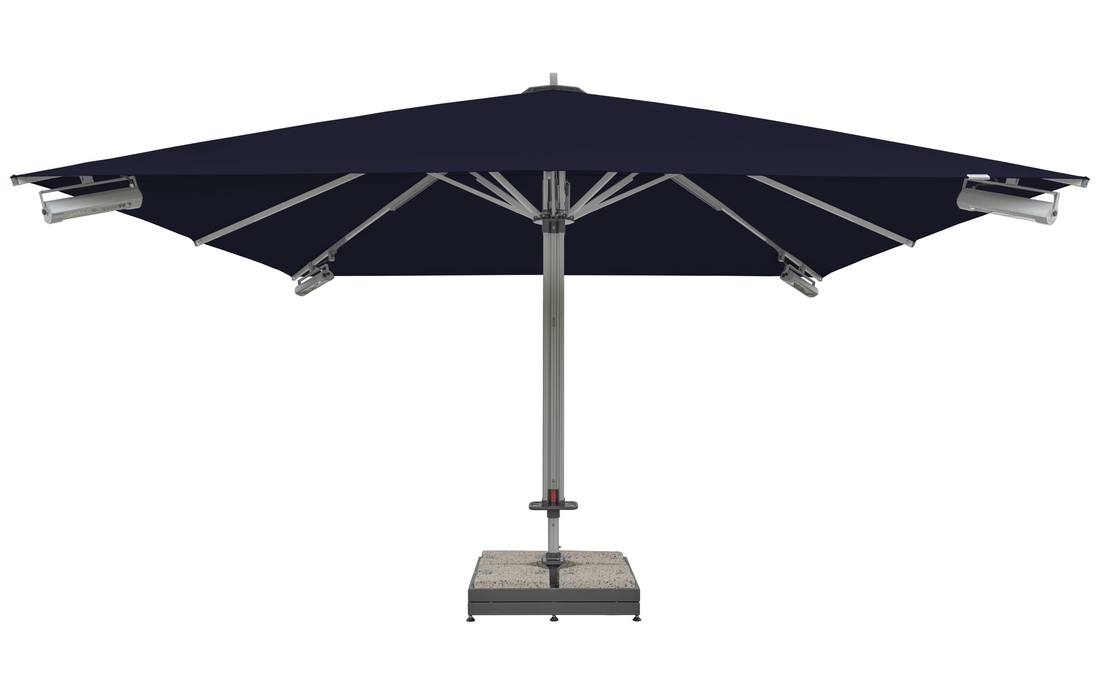 Slunečník Goliath 500 x 500 cm v modré barvě, čelní pohled, s infrazářiči a stojanem z příslušenství