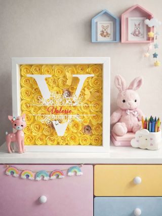 Obrázek do pokojíčku ozdobený jménem tvé holčičky? ✅ Uvnitř padesátka ručně vytvořených růží? 🌹 To vše v barvách, které si...