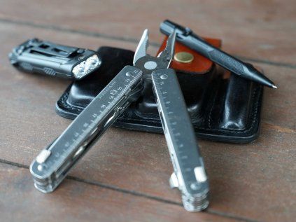 edc puzdro kozene na baterku multitool klieste pero