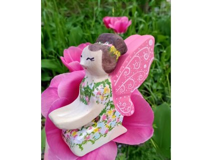 Évszaktündér térdelő