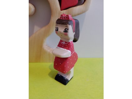 Kislány pöttyös ruhában fajáték figura