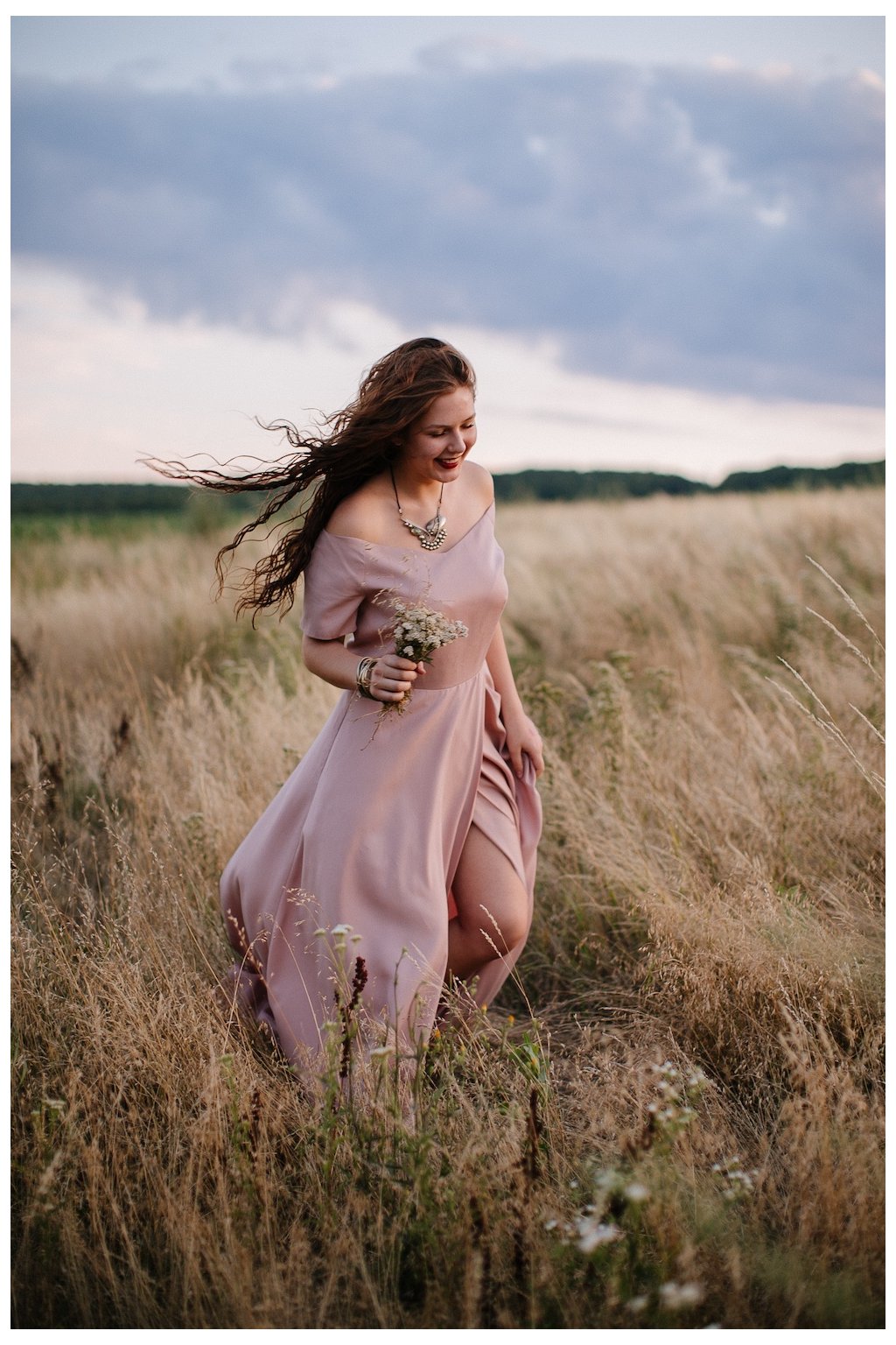 Dlhé dámske šaty s odhalenými ramenami (VIAC FARIEB)