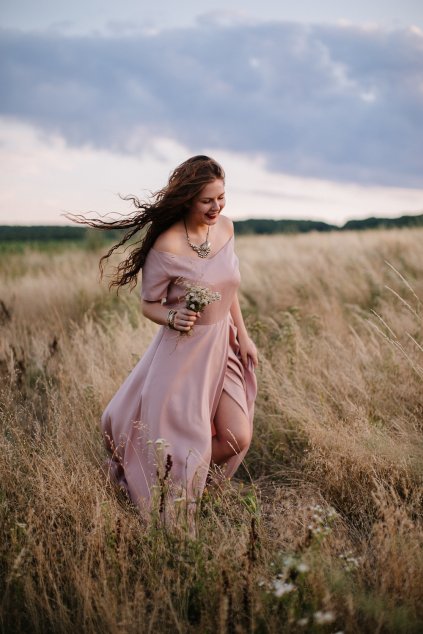 Dlhé dámske šaty s odhalenými ramenami (VIAC FARIEB)