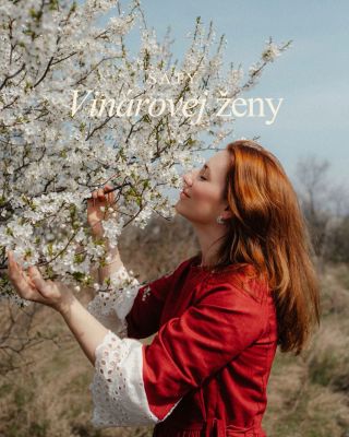 NOVINKOU V DORFSHEEPE sú univerzálne voľné ľanové šaty s odnímateľnými čipkovými rukávmi navrhnuté Riou Zeliskovou alias...