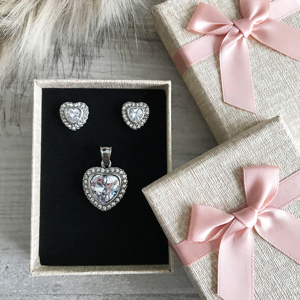 ŠPERK AKO DARČEK PRE KAŽDÚ ŽENU: AKO VYBRAŤ TEN SPRÁVNY?