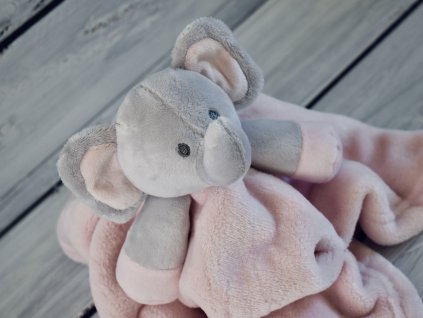 Detail růžového sloníka usínáčka Babytown pro miminka