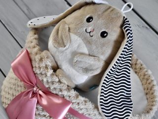 Máme velkou radost z toho, že se @myhummy.cz vrací na dortNEdort☺️Nový plenkový dort s šumící hračkou už je on-line🎁