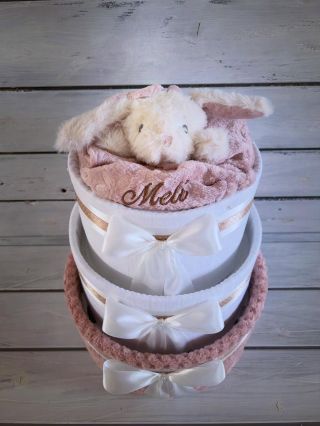 Třípatrový dortNEdort na přání v rosegold barvě❤️🎁👶#dortnedort #rosegold #radost #darekknarozenimiminka #tortanetorta