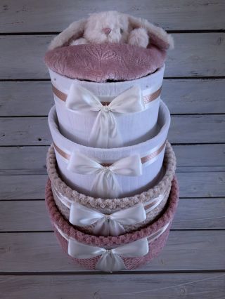 Jedna čtyřpatrová novinka se chystá na www.dortNEdort.cz❤️#dortnedort #plenkovydort #darekknarozeni #radost #babyshower