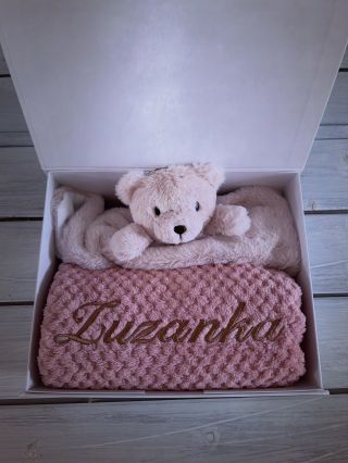 Bílá krabička, deka s výšivkou a usínáček❤️ Líbil by se vám tenhle dárek? #dortnedort #plenkovydort #embroidery #gift #darek