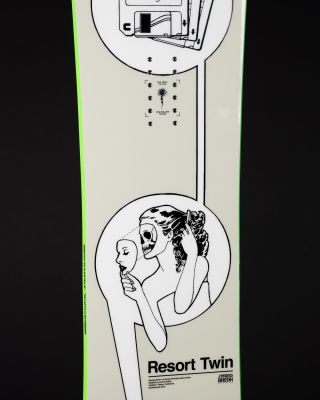 Spring Break Resort Twin je doska, ktorá ťa nebude nútiť vybrať si park alebo zjazdovku - máš oboje. 🤝 Vyzerá ako mladší...