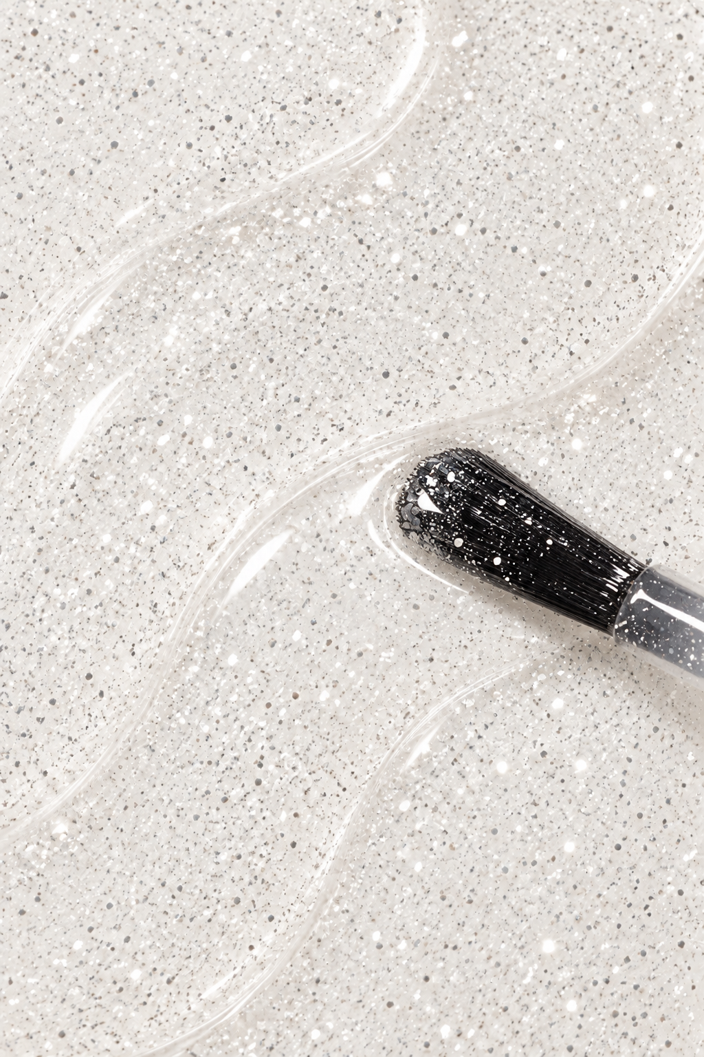 Manucurist Green Shimmery Top Coat Silver — vrchní lak se stříbrným třpytem