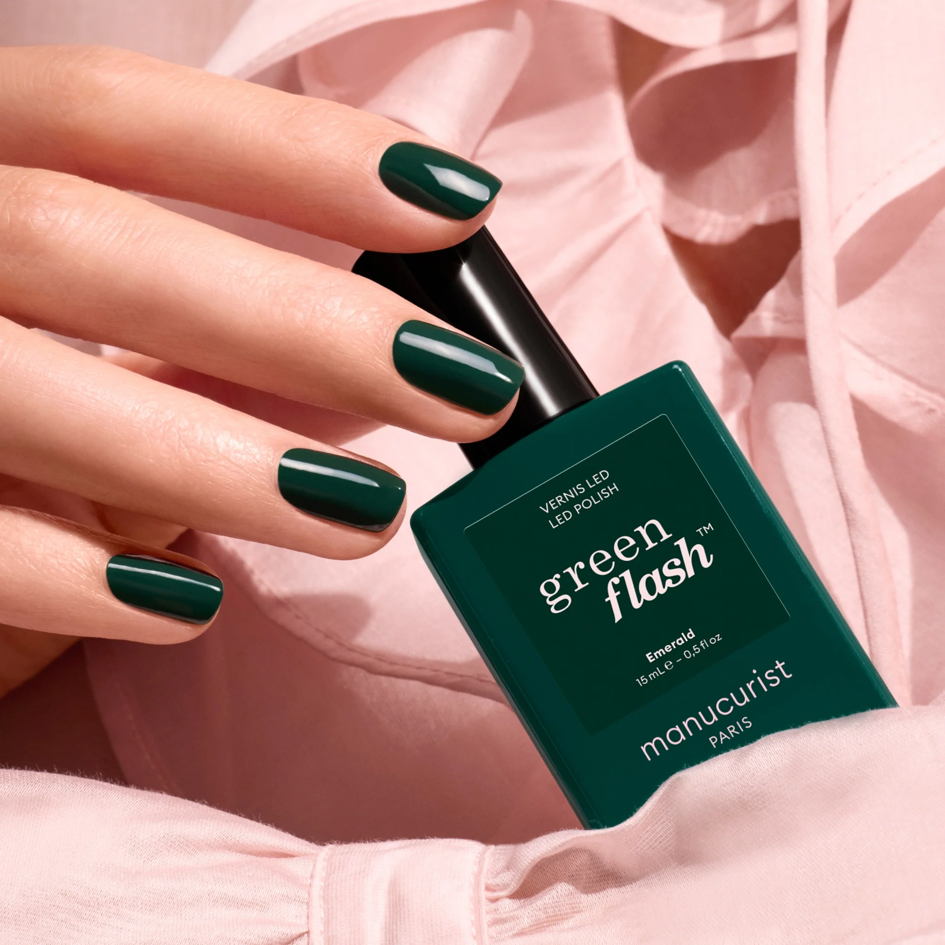 Manucurist Green Flash LED lak v odstínu Emerald, 15 ml