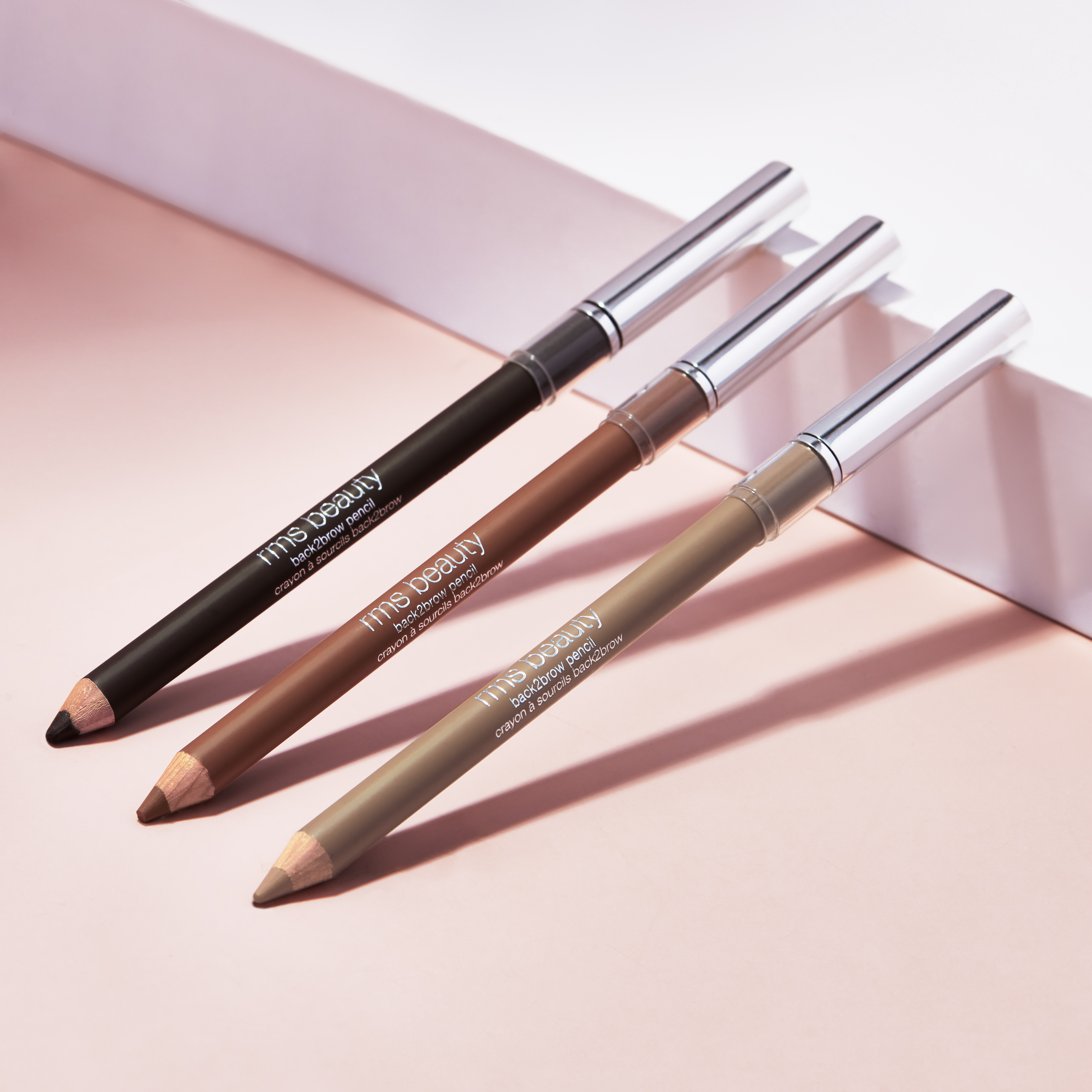 Tužka na obočí RMS Beauty Back2Brow při aplikaci