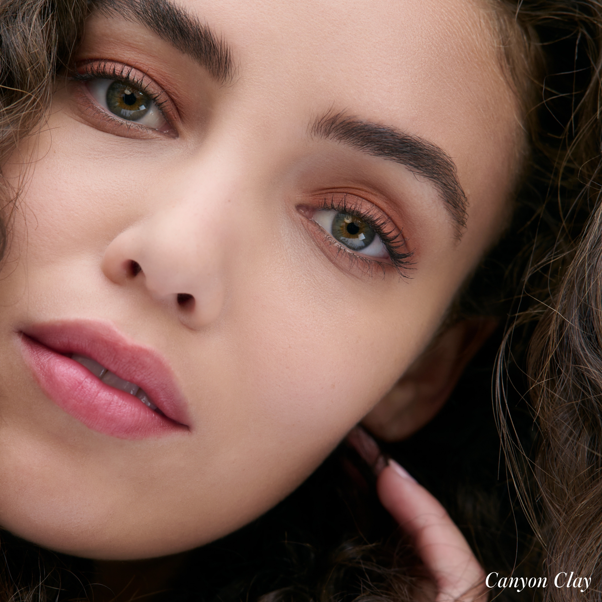 Stíny RMS Beauty Cashmere Matte Eyelights v odstínu Canyon Clay na modelce