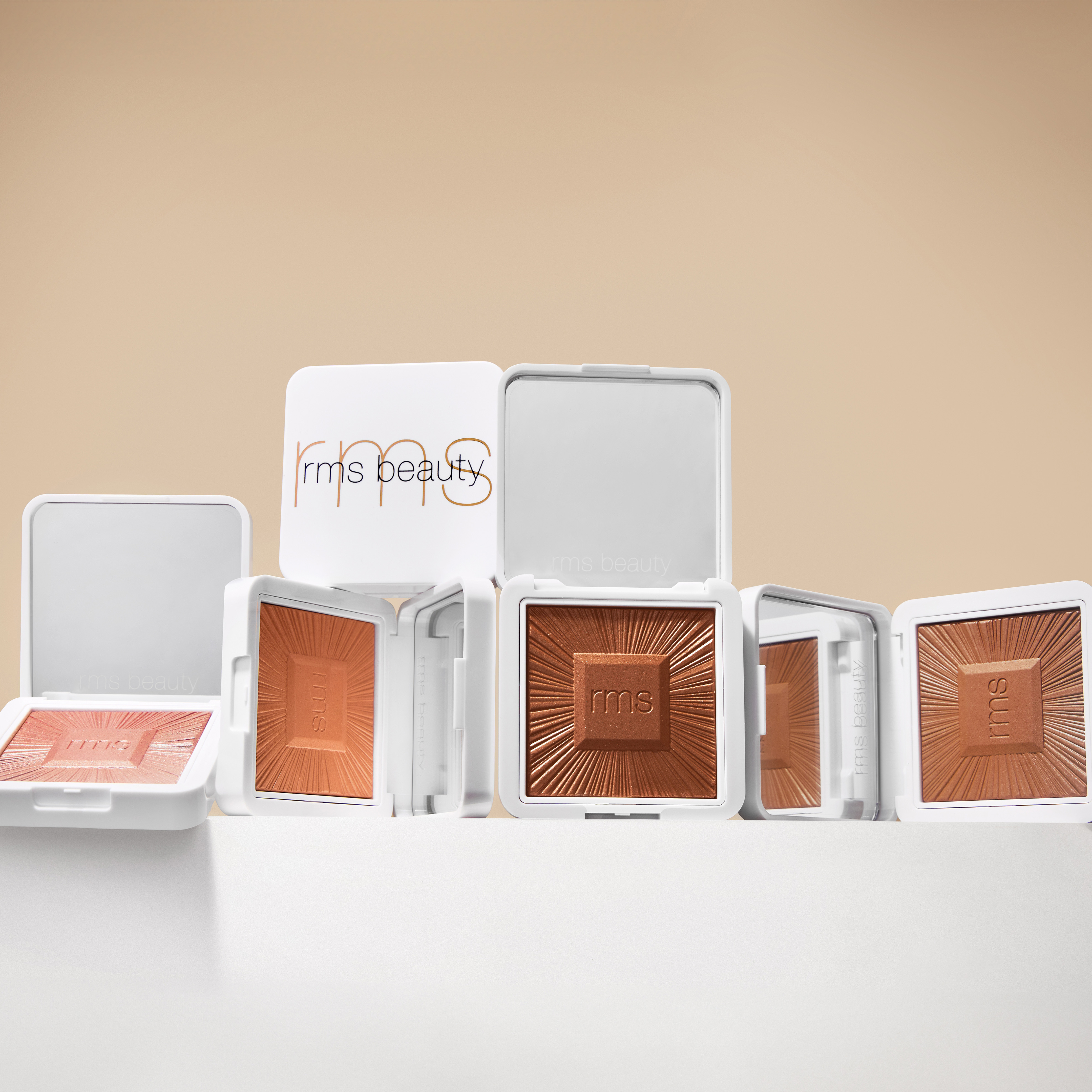 Nanášení bronzeru RMS Beauty ReDimension Hydra Bronzer