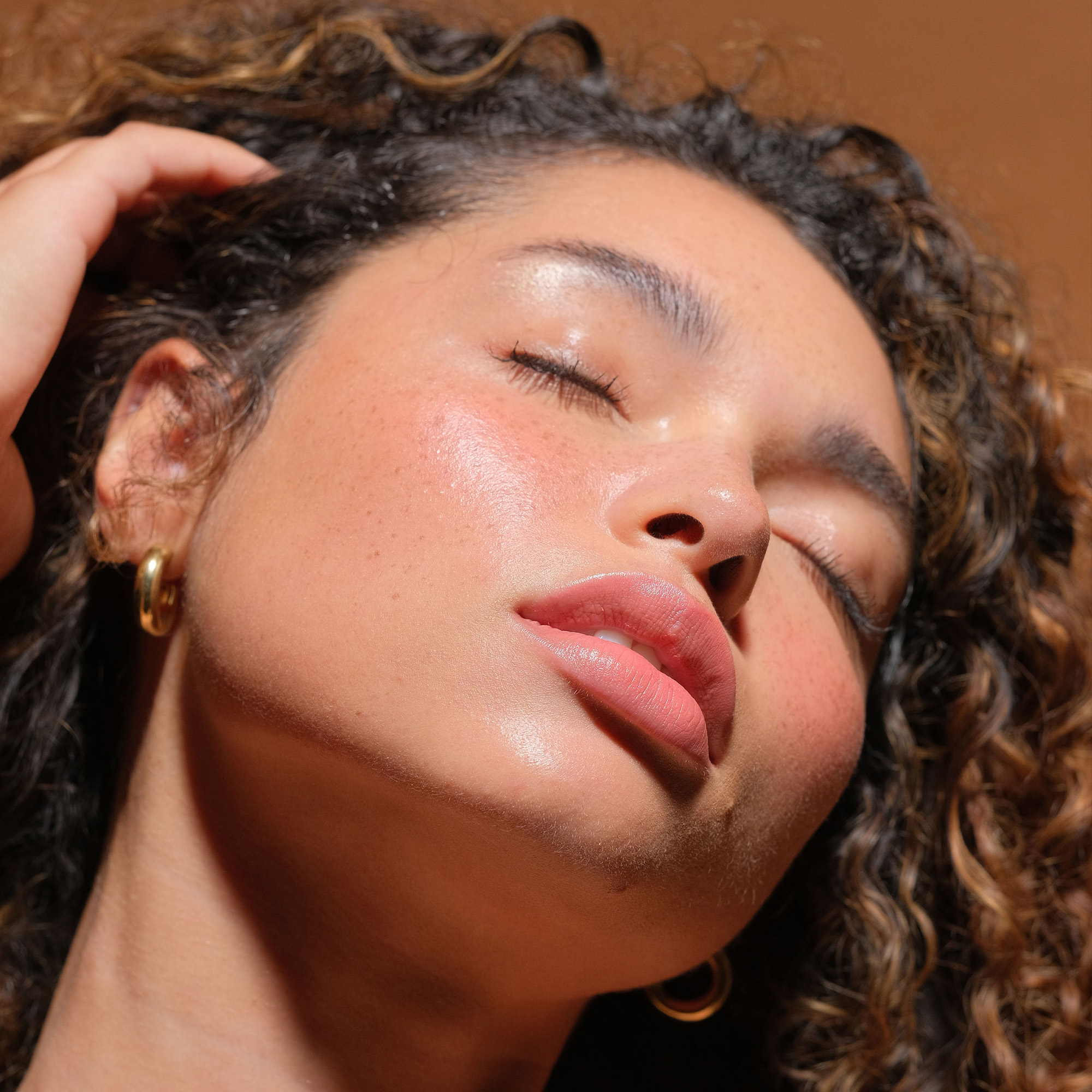 Modelka s rozjasňovačem RMS Beauty Living Luminizer na lícních kostech