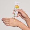 3293931 hydrating hand cream 04 spring model application 420006772