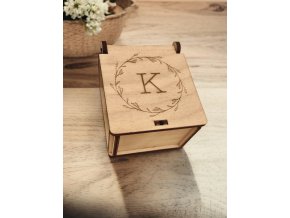 krabička s monogramem