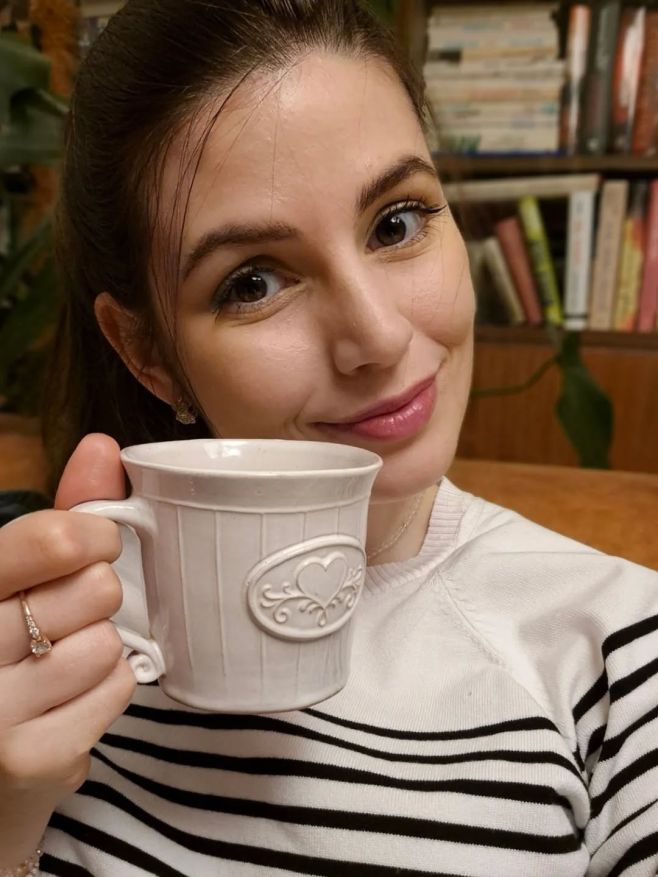 Čajíček a chvilka pohody. Takové podvečery mám opravdu ráda❤️ Mějte krásný večer🌟🫶 • • • #teatime #girl #selfie #smile...