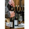 sommelier otvira vina degustave kompres