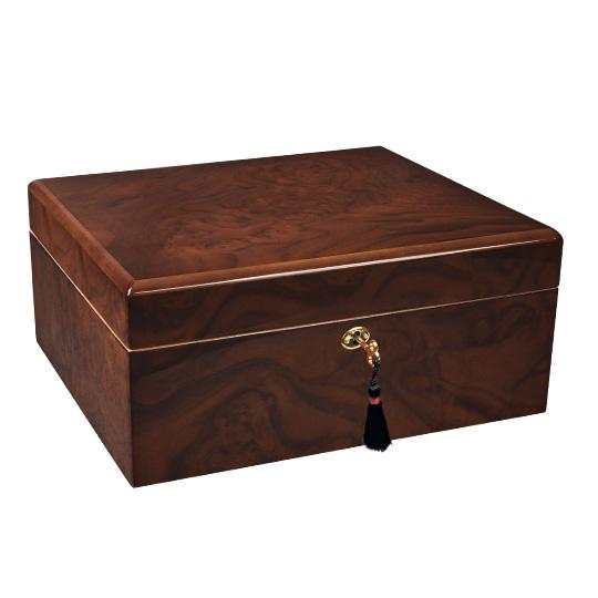 Zavřený dřevěný humidor na doutníky se zámkem
