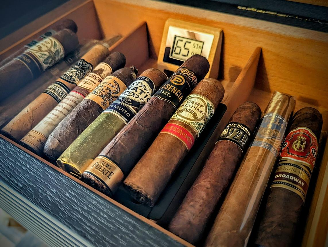Digitální vlhkoměr uvnitř humidoru mezi doutníky