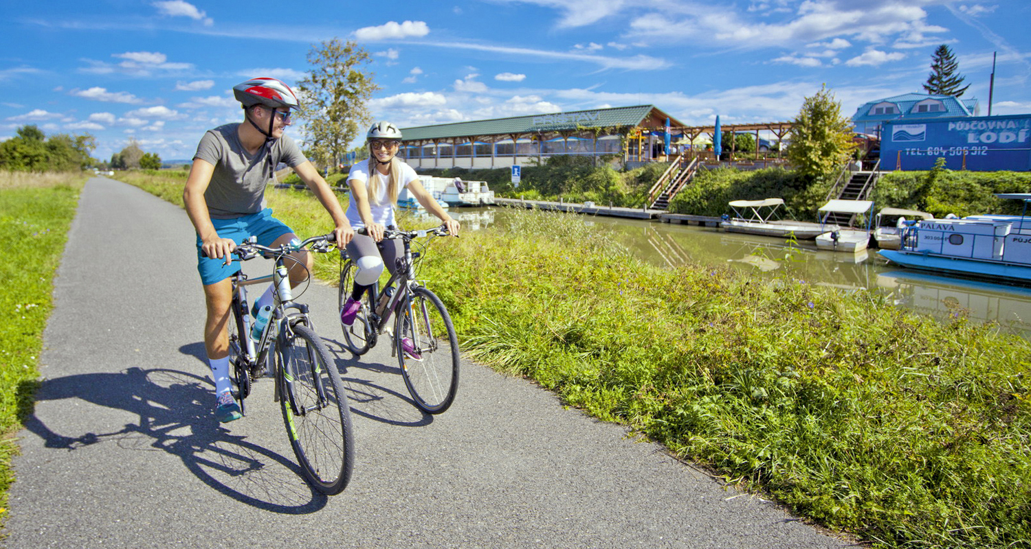 Cyklostezkou podél Baťova kanálu