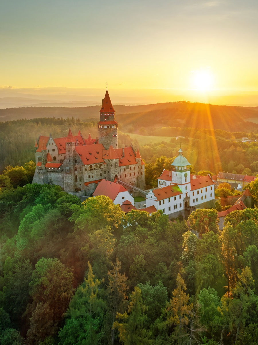 Letecký pohled na hrad Bouzov