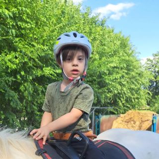 Dopoledne patřilo Štěpánkovi. ❤️ Neurorehabilitace, odpoledne hipoterapie… a teď už je řada na mamince. 😊 Šup ke stroji,...