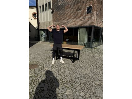 dojem jídelní stůl