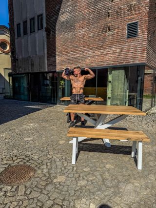 Která je hezčí? 🤔 Přírodní, nebo rovná hrana? Odstín Natural, nebo Honey? 🌿🍯 A co podnož? Bílá, černá, hnědá, nebo šedá? 🎨...