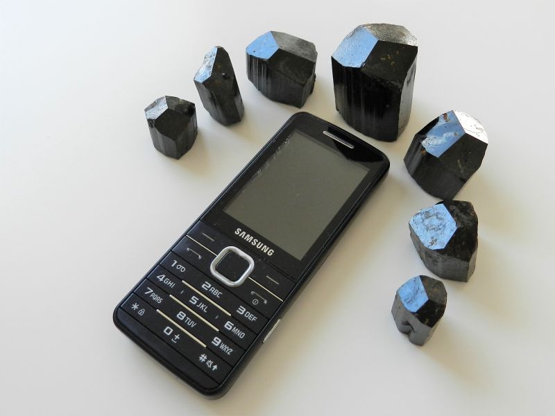 Jak účinně eliminovat elektrosmog? Přirozenou ochranu poskytuje černý turmalín skoryl.