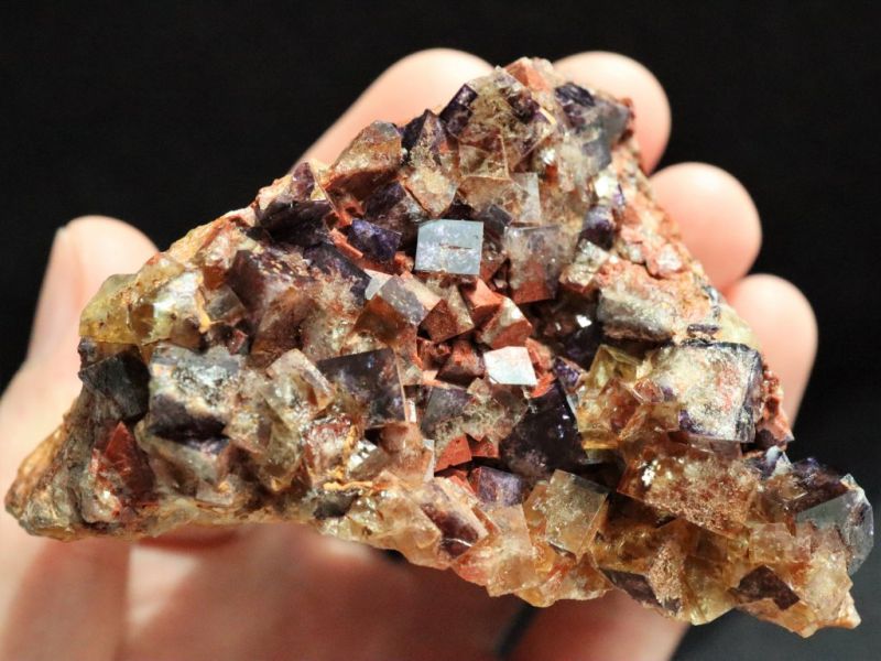 Fialový fluorit - kazivec - fluorite - přírodní nerost - surový drahý kámen - neopracovaný minerál - krystal - drůza