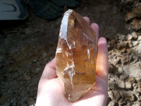 Nálezová fotka většího krystalu citrínu z Kněževsi