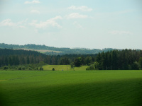 Pole u obce jsou na podzim zoraná a lákají k hledání a sběru citrínů, záhněd a křišťálů