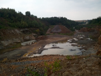  Povrchový lom v Horních Borech - v puklinách se občas nachází drahé kameny a minerály