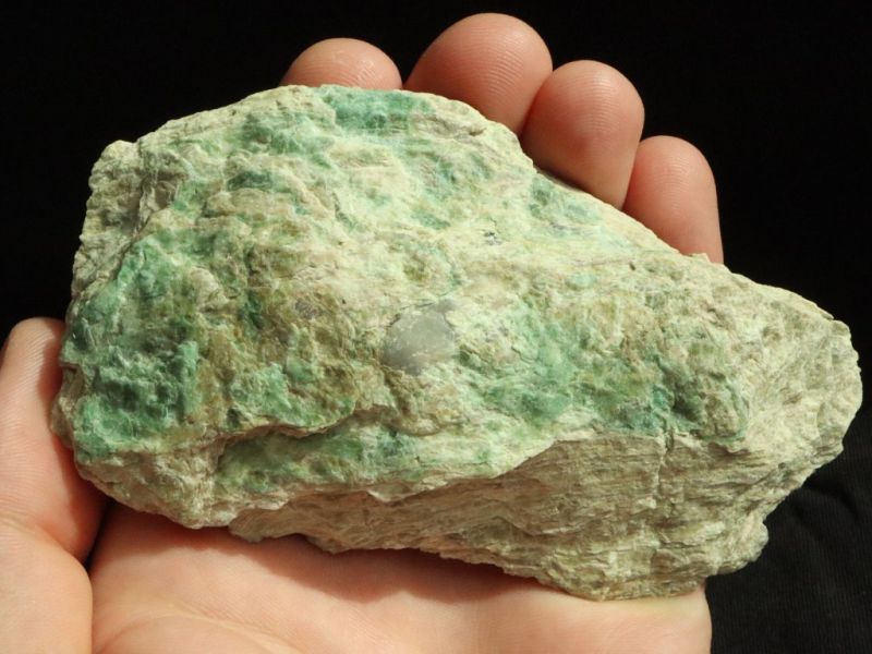 Minerál klouzek, nebo-li též talek, steatit, či mastek - přírodní kámen z ČR
