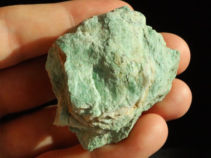 Kámen mastek, nebo-li klouzek, talek, či steatit - surový minerál z České republiky